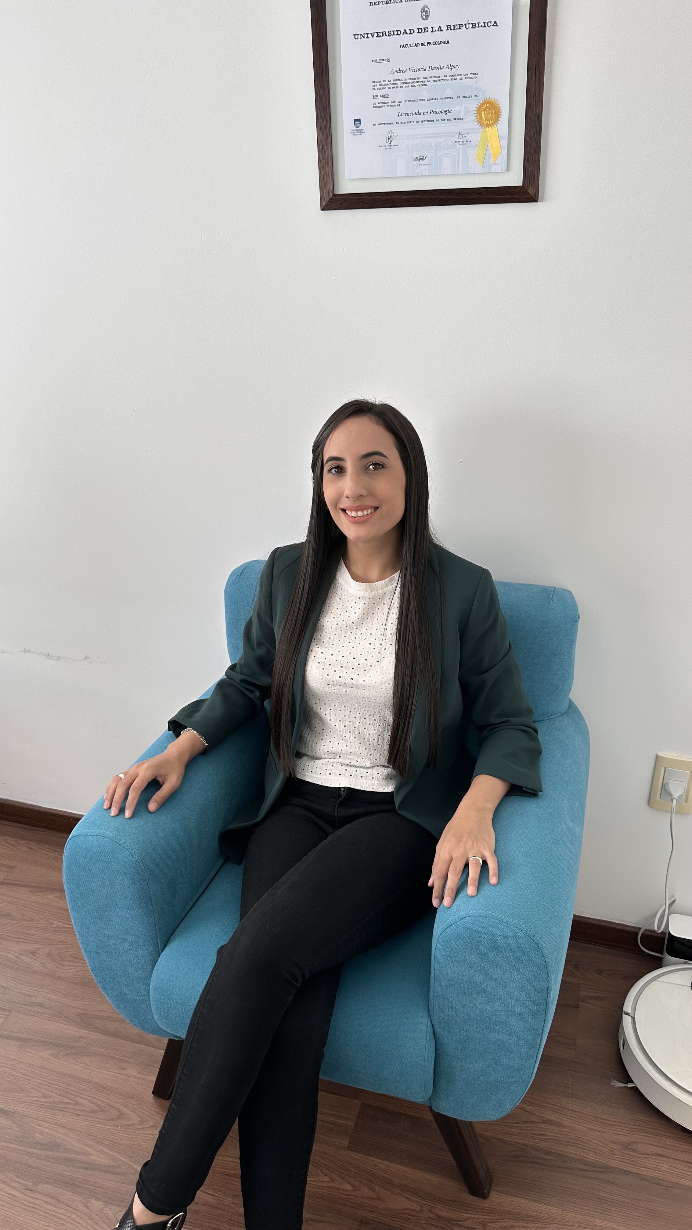 Psicóloga Andrea Dávila en su consultorio en Pocitos, Montevideo