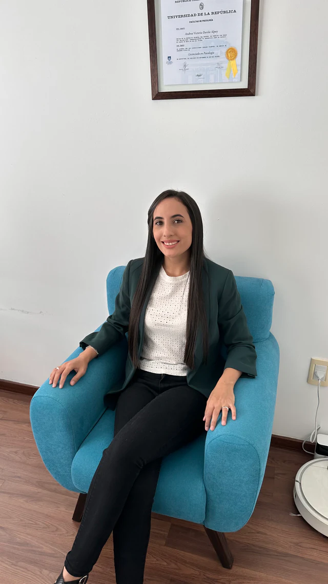 Andrea Dávila Alpuy en su consultorio